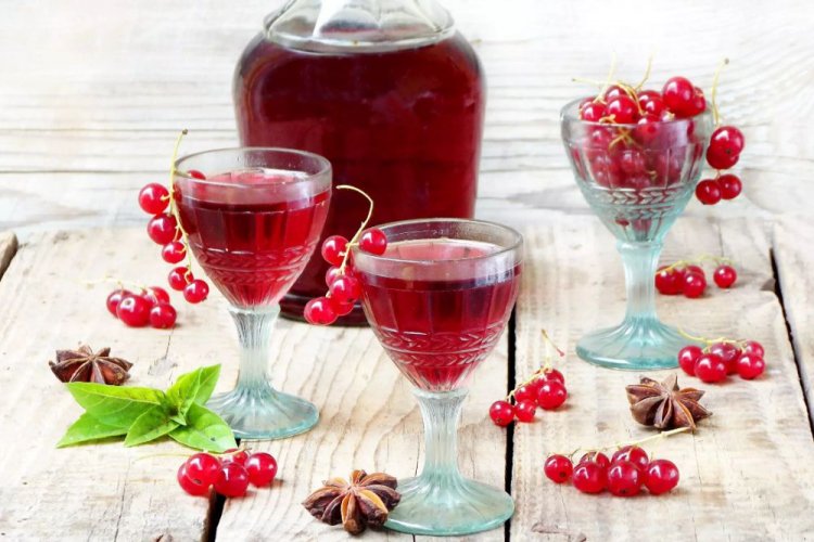 Licor de grosella roja con vino y anís estrellado