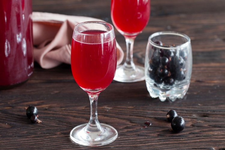Licor de grosella roja y negra con naranja