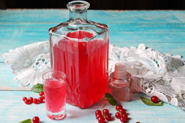 Licor de grosella roja con alcohol y agua