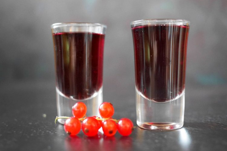 Licor de grosella roja con miel y vodka