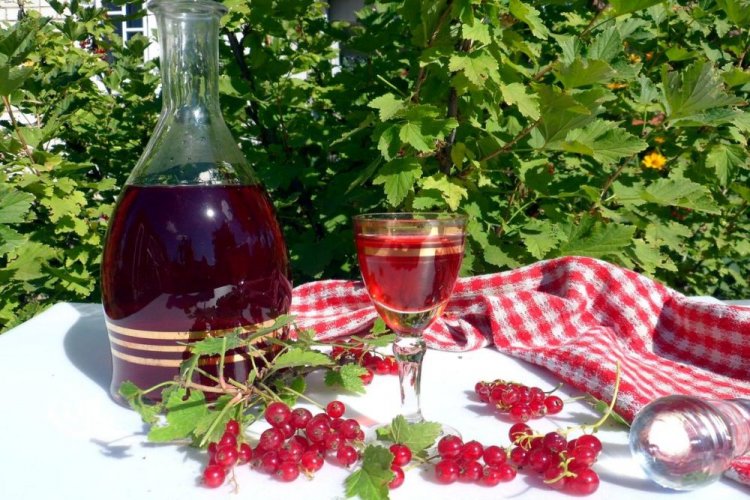 Licor de grosella roja con coñac y canela