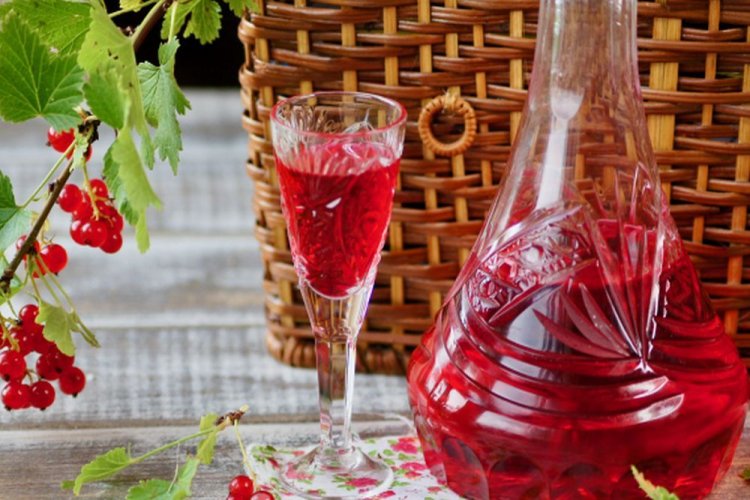 Licor de zumo de grosella roja con azúcar y vodka