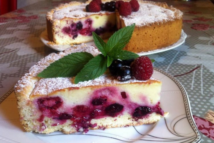 Pastel de bayas con huevos y agua