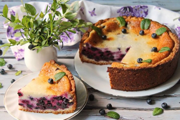 Pastel de arándanos con kéfir y crema agria