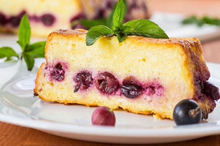 Pastel de grosella espinosa y grosella con nata
