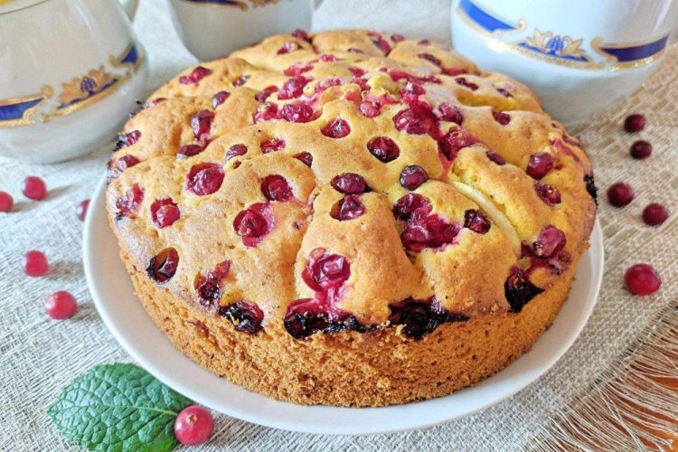 Pastel de arándano rojo con crema agria
