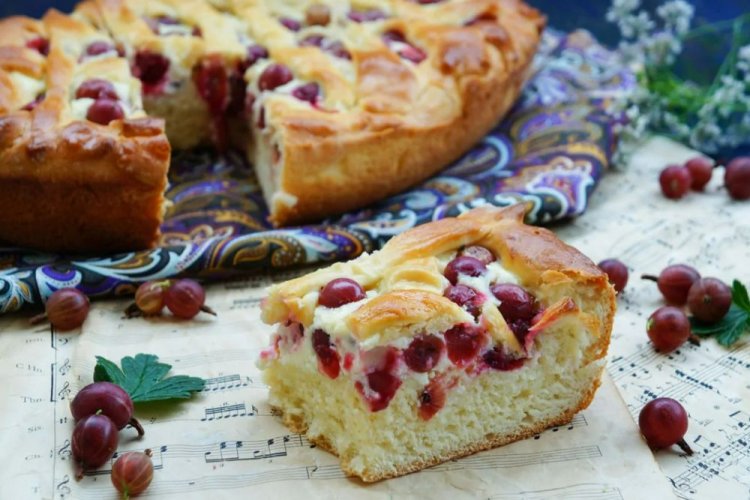 Pastel de levadura con grosella espinosa y requesón