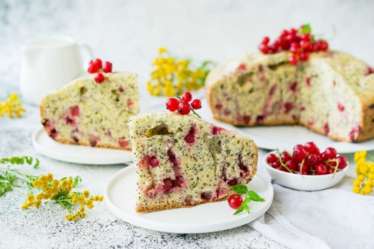 Pastel de grosella roja y amapola