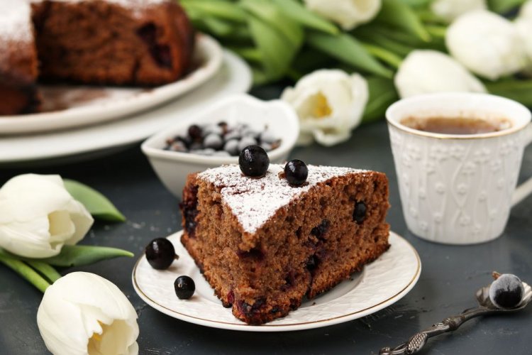 Pastel de chocolate con grosella negra
