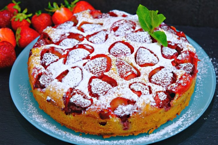 Pastel de fresa con crema agria y mayonesa