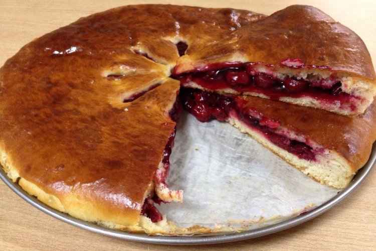 Pastel de bayas con levadura fresca y leche