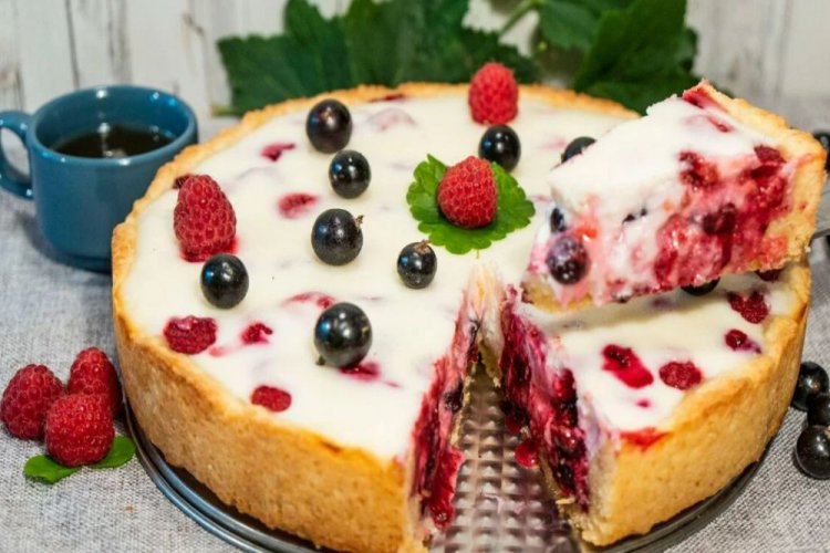 Pastel de masa quebrada con relleno de crema agria y bayas