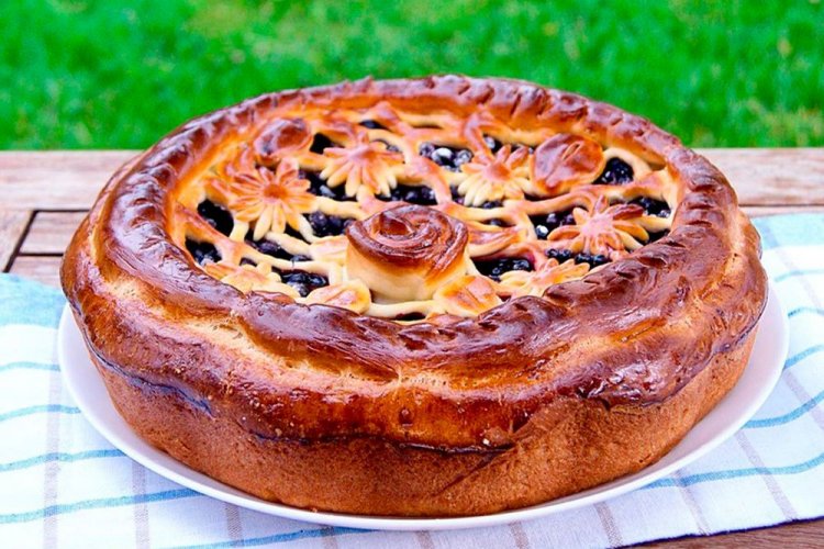 Rich Blueberry Pie with Yeast and Sour Cream