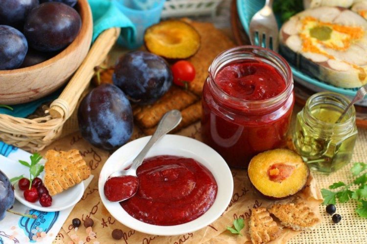 Süß-saure Sauce aus Pflaumen, Preiselbeeren und Tomaten