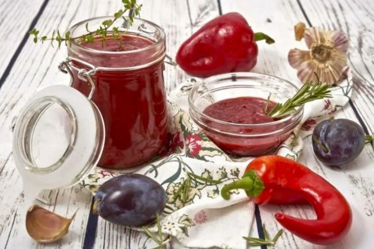 Pflaumensauce und scharfer Pfeffer mit aromatischen Gewürzen