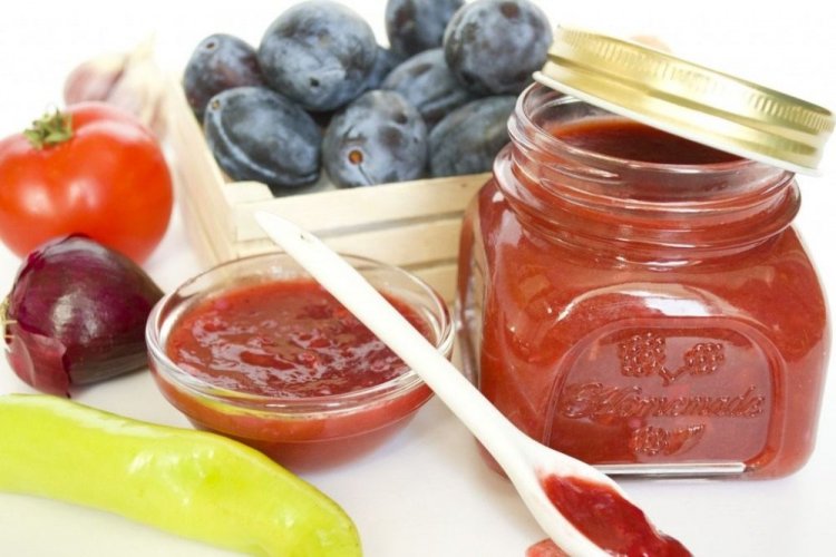 Sauce aus Pflaumen, Tomaten, Zwiebeln und Paprika