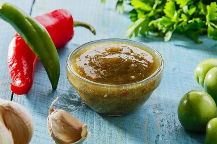Tkemali aus grünen Pflaumen mit scharfem Pfeffer und Knoblauch