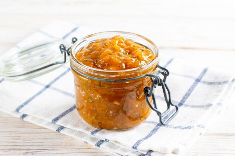 Sauce aus gelben Pflaumen mit Zwiebeln, Knoblauch und Essig
