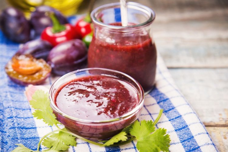 Sauce aus Pflaumen, Paprika, Zwiebeln und Koriander