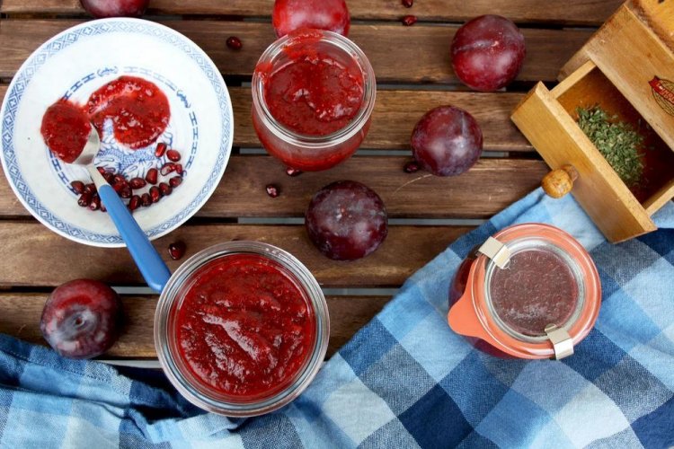 Dicke Pflaumensauce mit Granatapfelsaft