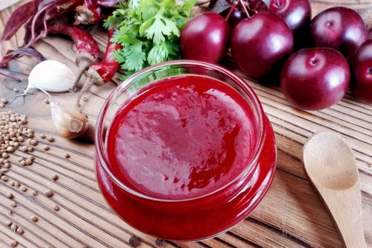 Pflaumensauce mit scharfem Pfeffer, Basilikum und Koriander