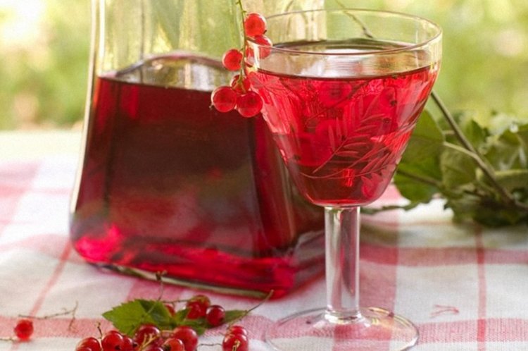 Licor de grosella roja con vodka