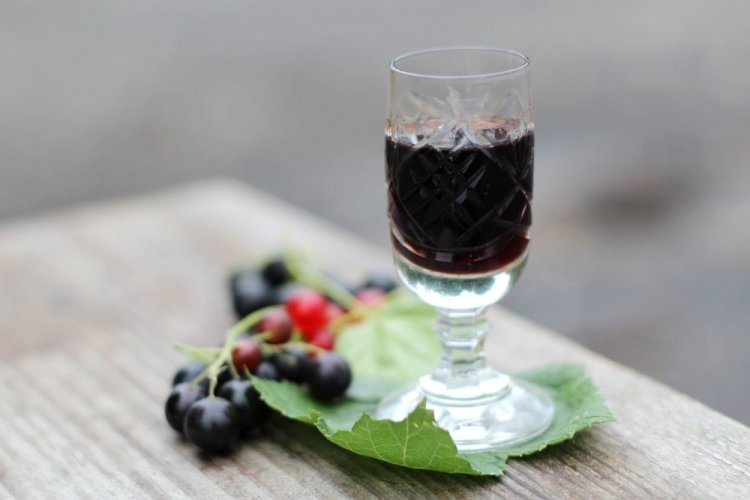 Licor de grosella roja y negra