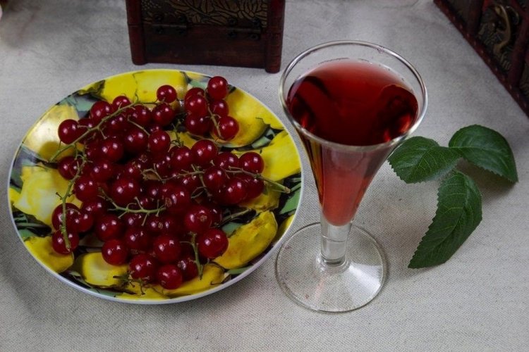 Licor de grosella roja con hojas de grosella