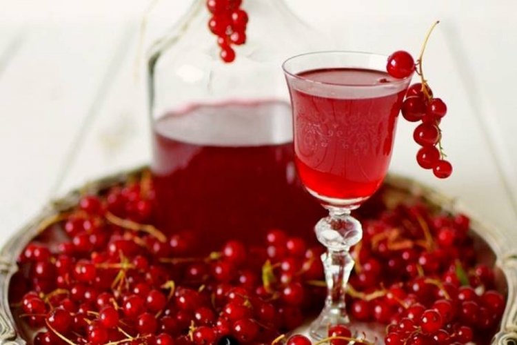 Licor de grosella roja con menta y anís