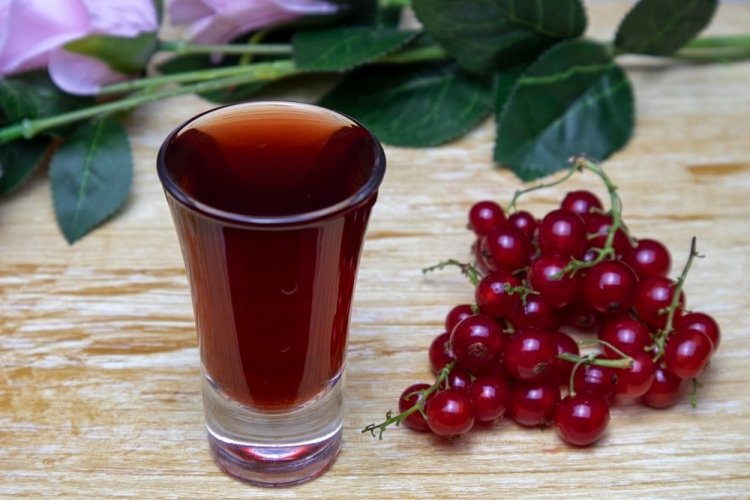 Licor de grosella roja con brandy