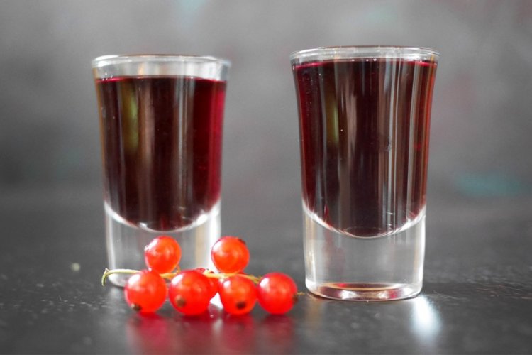 Licor de grosella roja con hojas de cereza y frambuesa