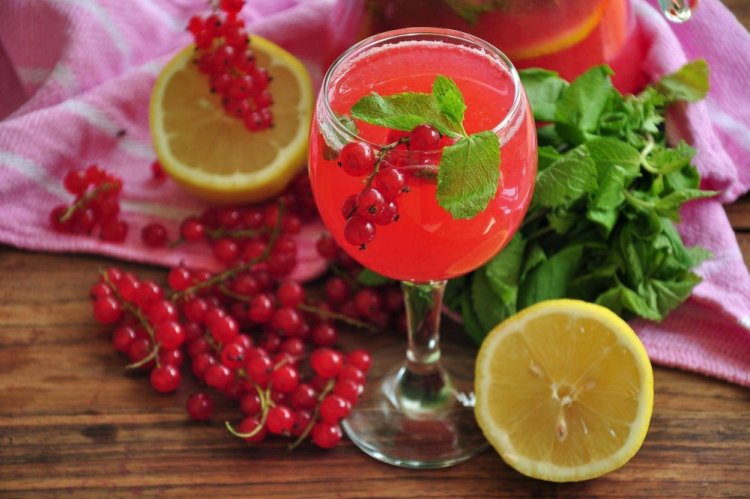Licor de grosella roja con limón y miel