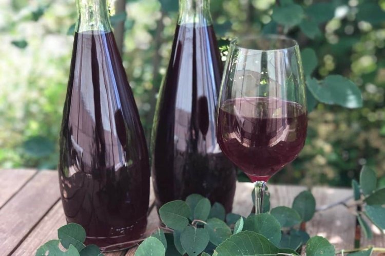 Saskatoon Berry Liqueur with Oak Chips