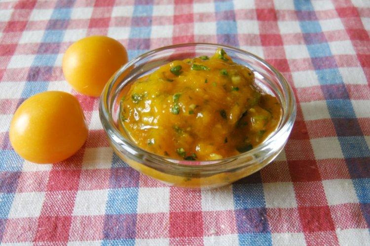 Salsa de ciruela amarilla con hierbas