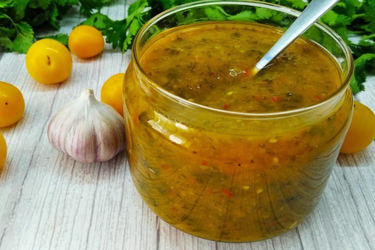 Salsa de ciruela amarilla en olla de cocción lenta