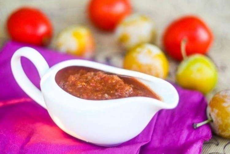 Salsa de ciruela amarilla con tomates