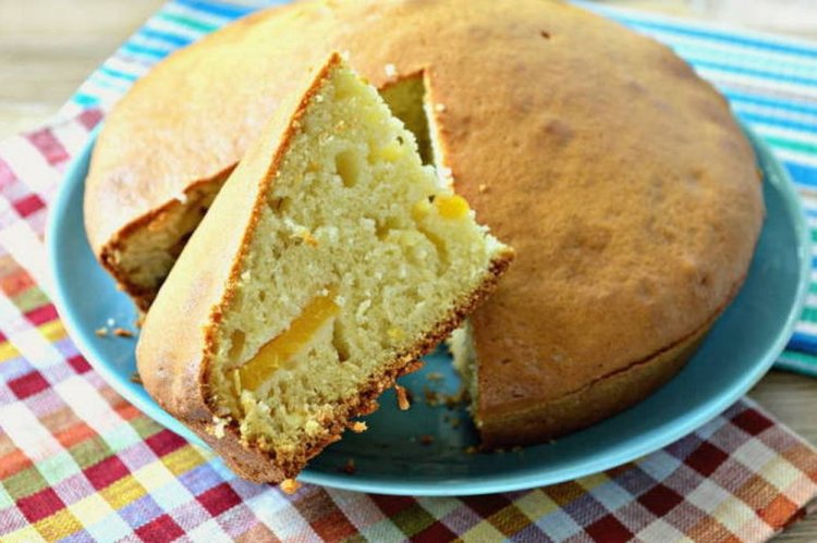 Pastel de mayonesa con albaricoques