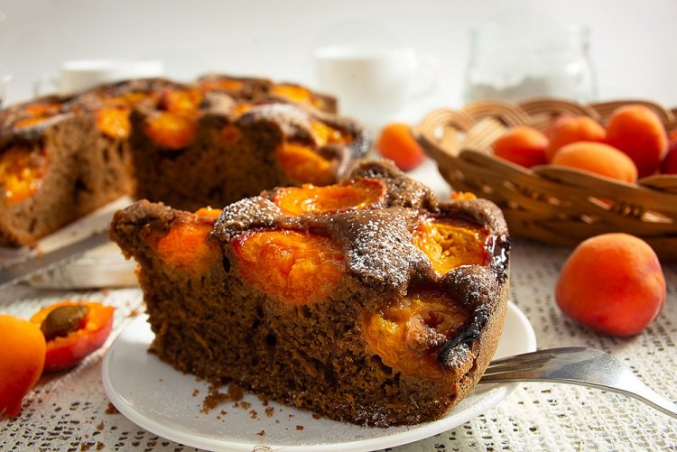 Pastel de cacao y albaricoques