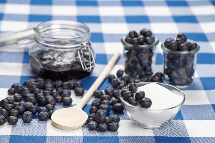 Pureed Blueberries with Sugar and Gin for Winter