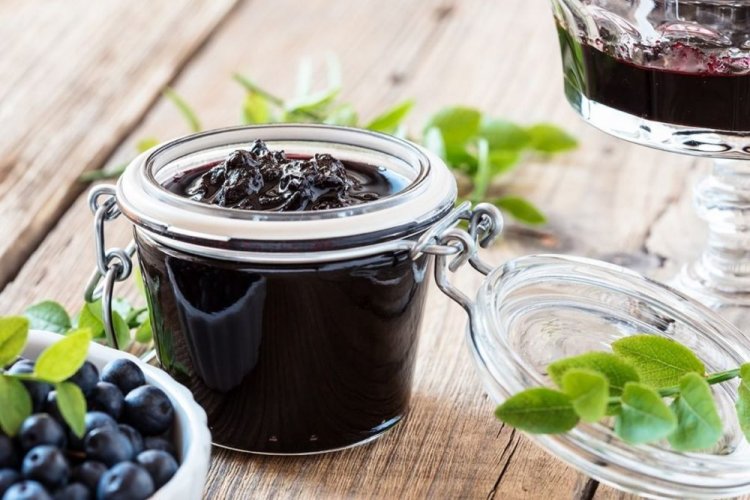 Blueberries with Ginger and Sugar (No-Cook)