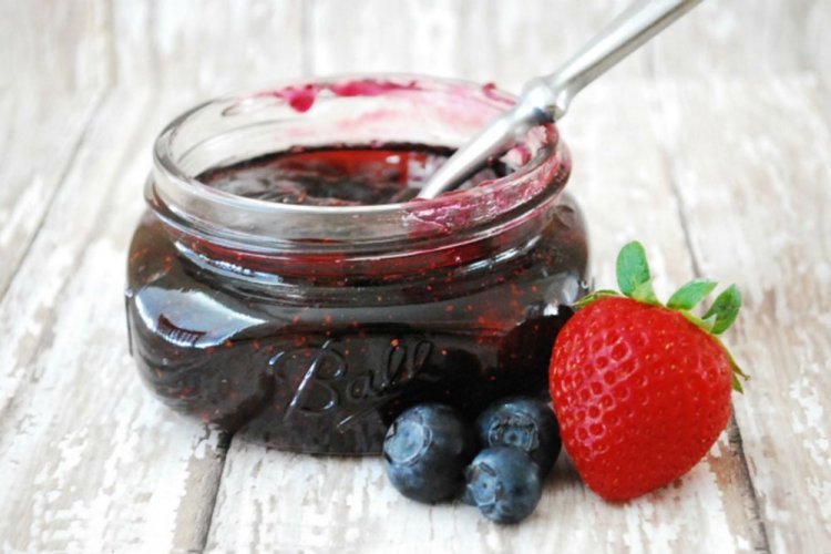 Blueberries with Sugar and Strawberries (No-Cook)