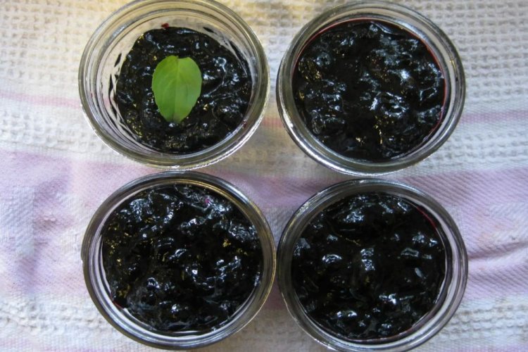 Preserve from Frozen Blueberries with Sugar (No-Cook)