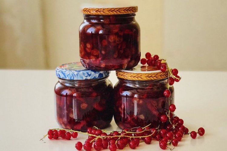 Redcurrant with Walnuts Without Cooking