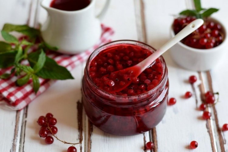 Redcurrant with Cognac and Sugar Without Cooking