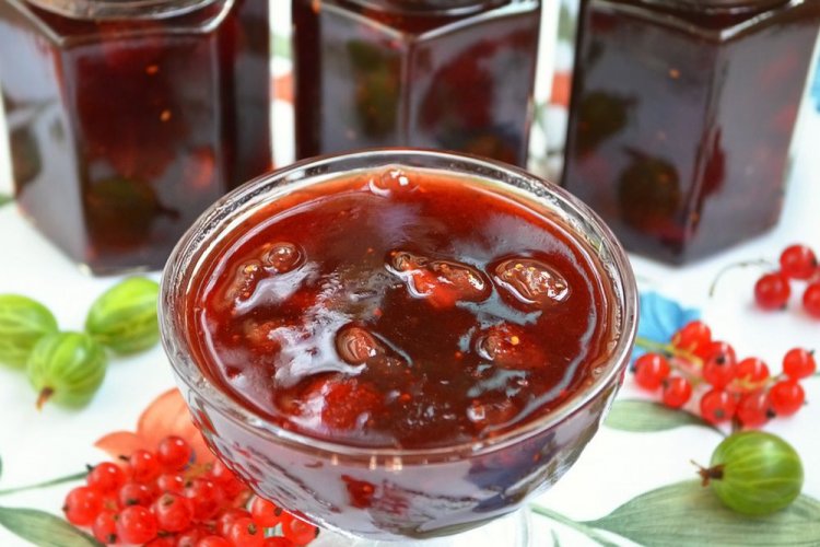 Raw Jam from Redcurrant, Gooseberry, and Strawberry