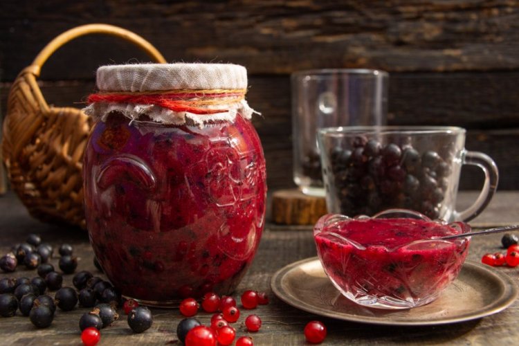 Raw Jam from Red and Black Currants