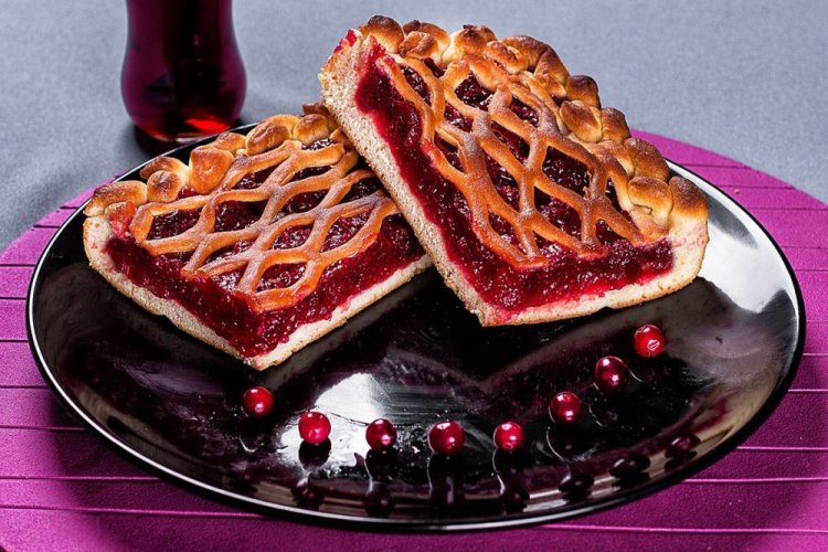 Pastel de arándano rojo con levadura seca y suero de leche