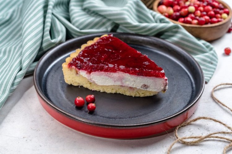 Pastel de arándano rojo con capa de mascarpone