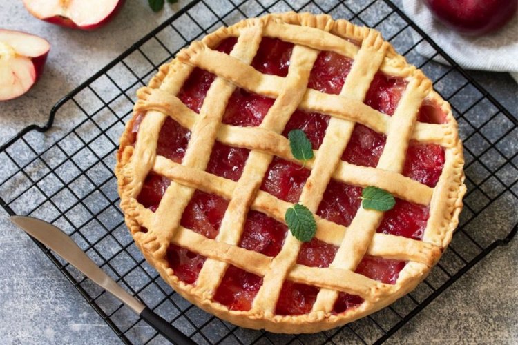 Pastel de masa quebrada con arándano rojo y manzanas