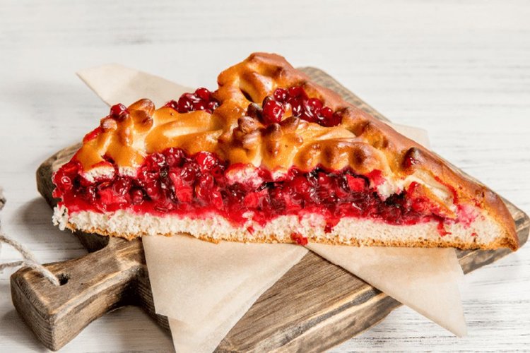 Pastel de crema agria con arándano rojo y manzanas